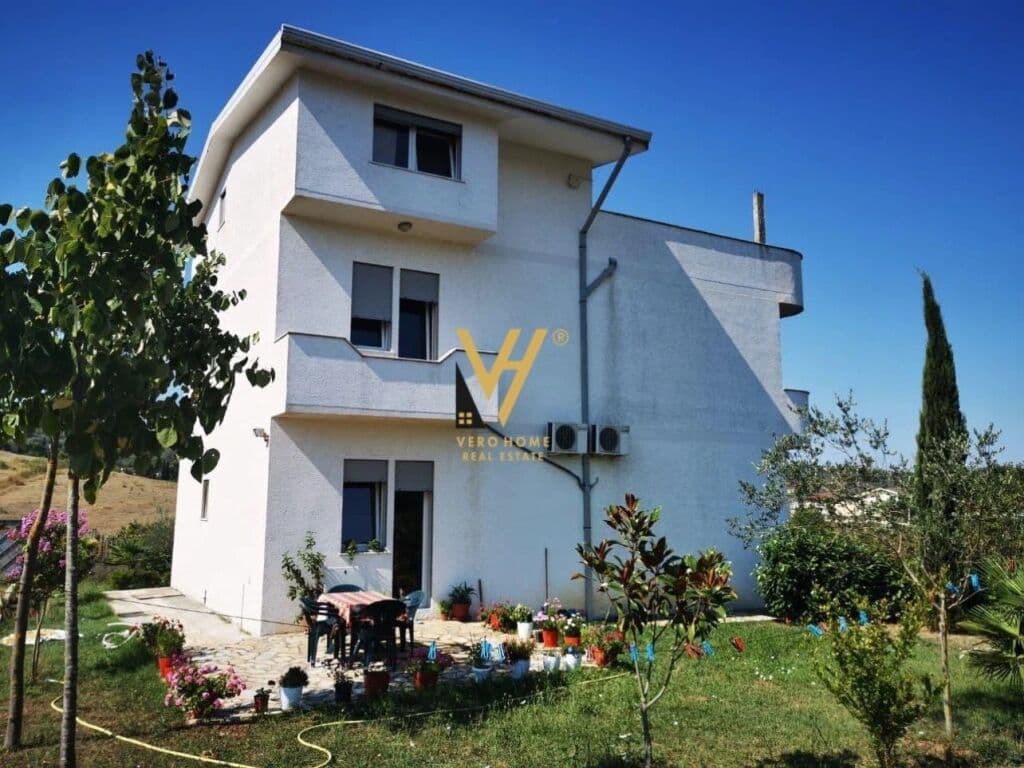 Shitet Vile tre Kateshe ne Marikaj , Vore 1860 m2