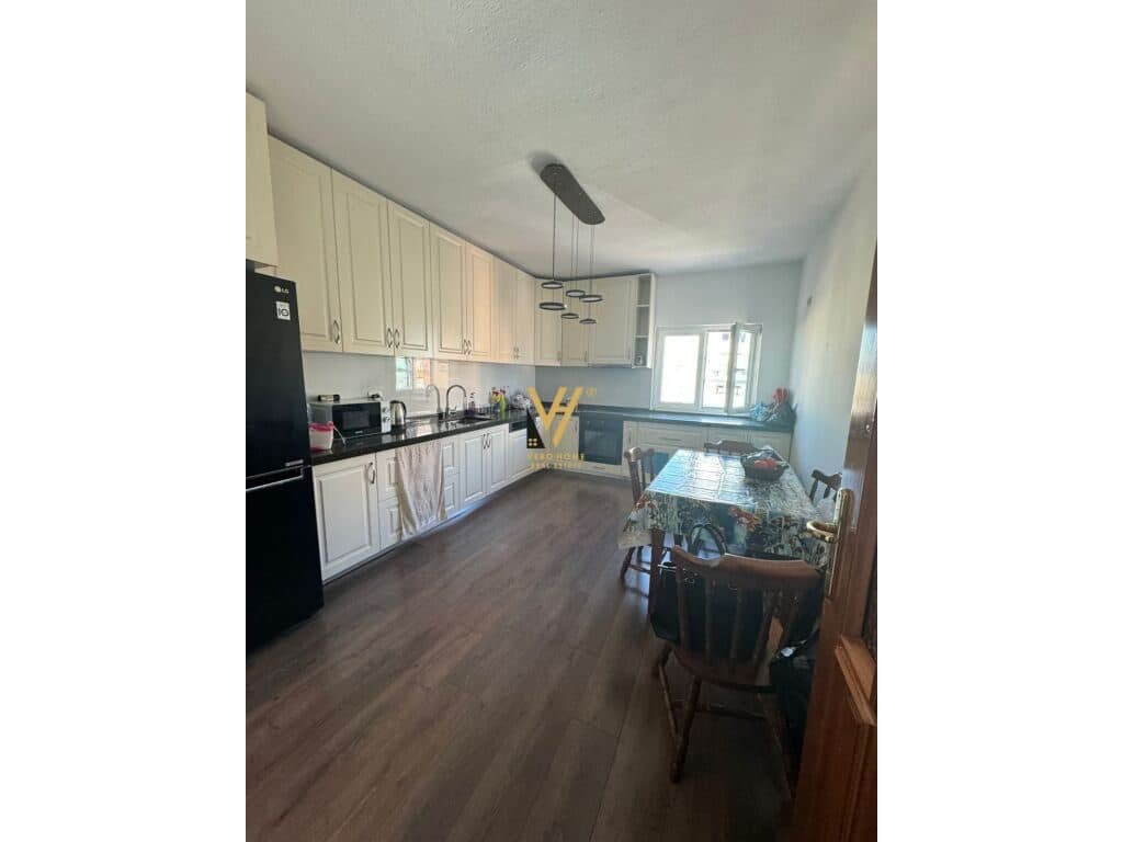 Shitet Apartament 3+1+2+ballkon prane Kristal Center 170 m2