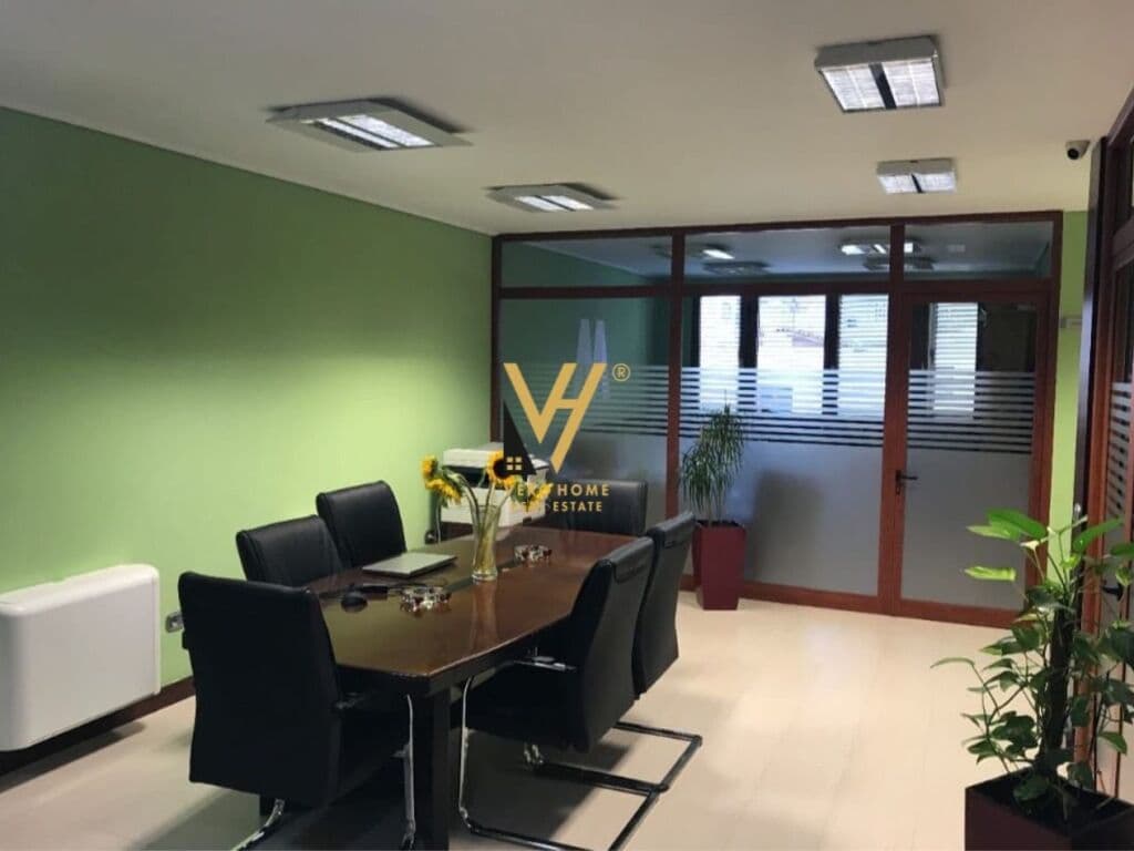 Shitet Apartament 3+1+2 te Ish Blloku 160 m2