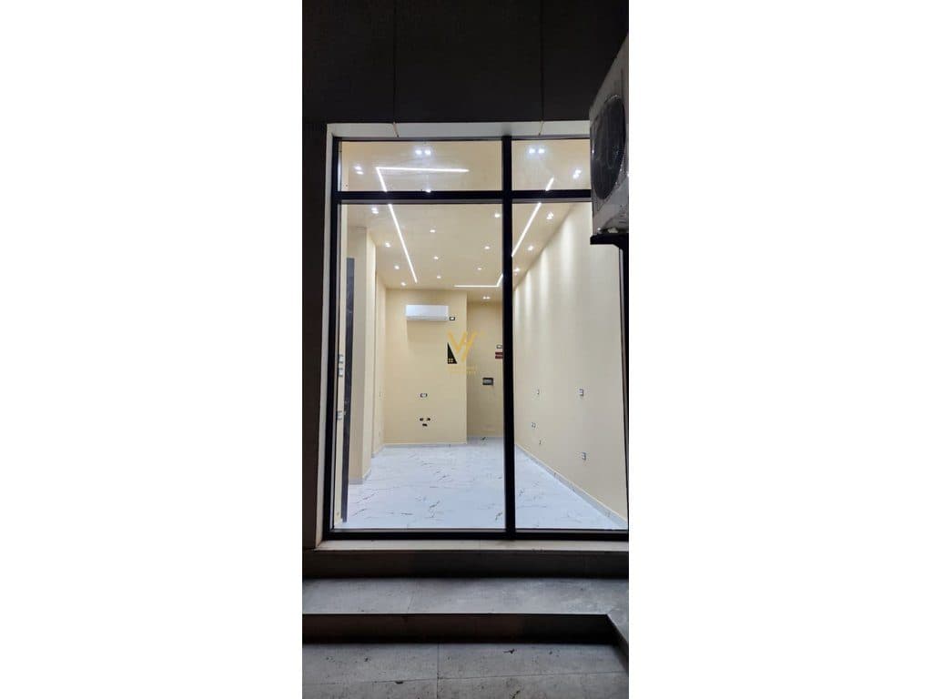 JEPET AMBIENT KOMERCIAL 180 M2 ME QIRA NE QENDER 290.000 LEKE 2