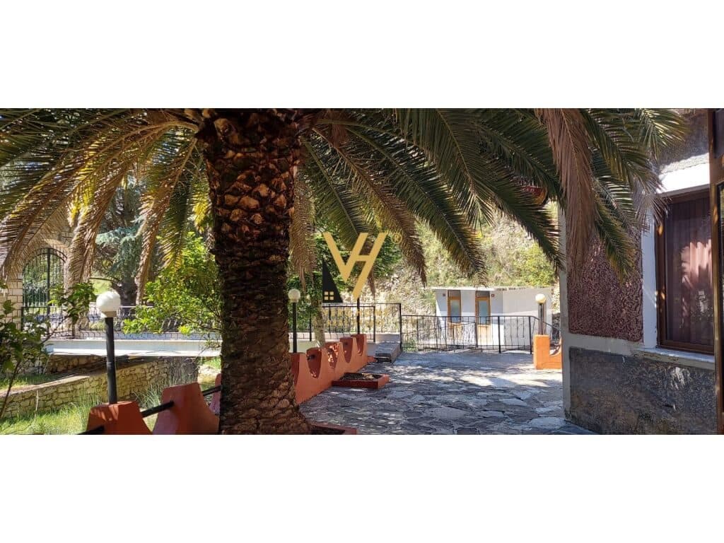 Jepet Bar-Restorant dhe truall me qera ne Tepelene 176 m2