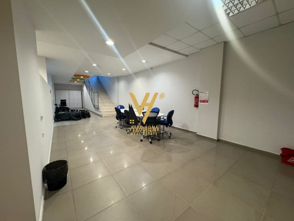 JEPET ZYRE 1.000 M2 ME QERA PRAN HOTEL HILTON , KOMPLEKSI DELIJORGJI 6.000 EURO 3