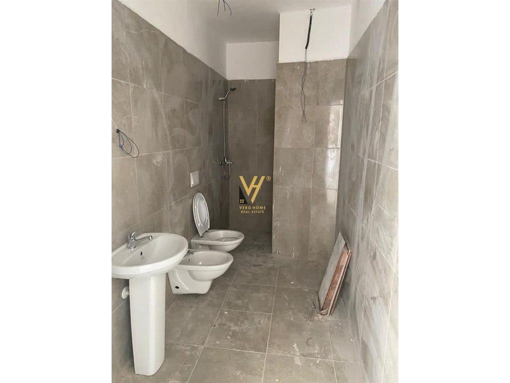 JEPET ZYRE 90 M2 ME QERA TE PAZARI I RI 800 EURO 4