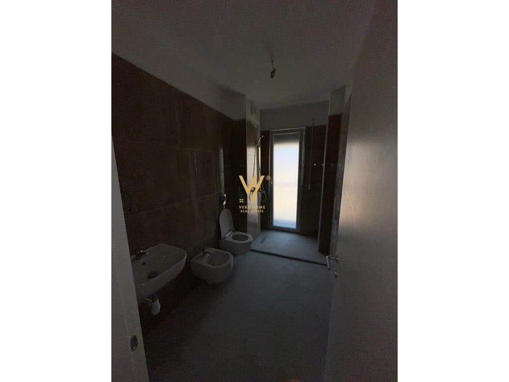 JEPET AMBIENT 95 M2 ME QERA TE PAZARI I RI 800 EURO 4