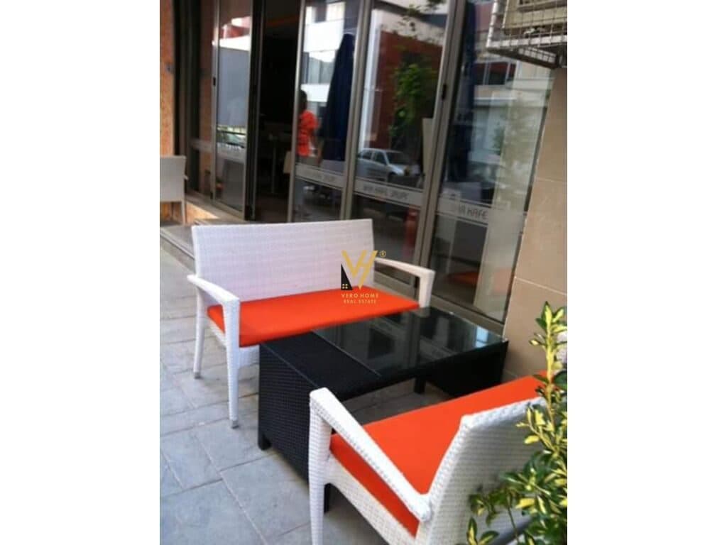 Shitet bar-kafe te Rruga 3 Deshmoret 74 m2 2