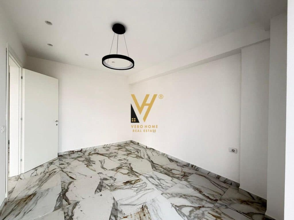 JEPET ZYRE 68 M2 ME QERA TE RRUGA E KAVAJES 1.200 EURO 2