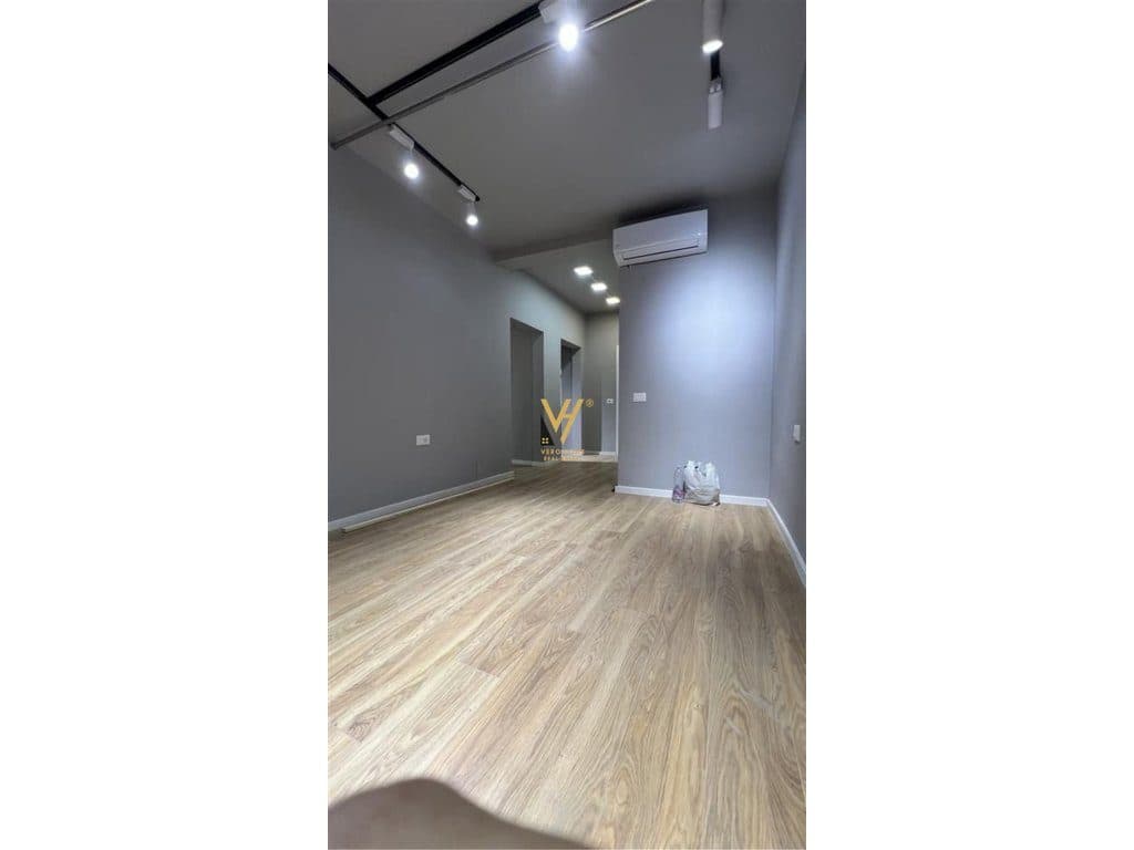JEPET AMBIENT BIZNESI 75 M2 ME QERA TE MYSLYM SHYRI 1.200 EURO 2