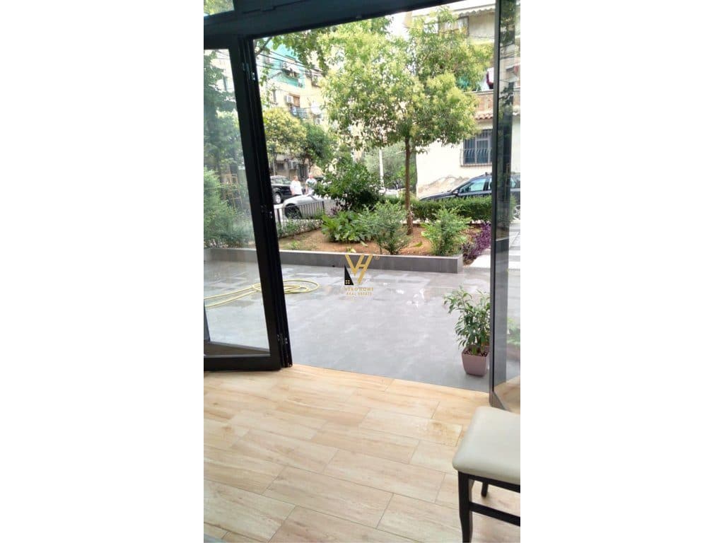 JEPET AMBIENT BIZNESI 770 M2 ME QIRA TE ZOGU I ZI 17.800 EURO
