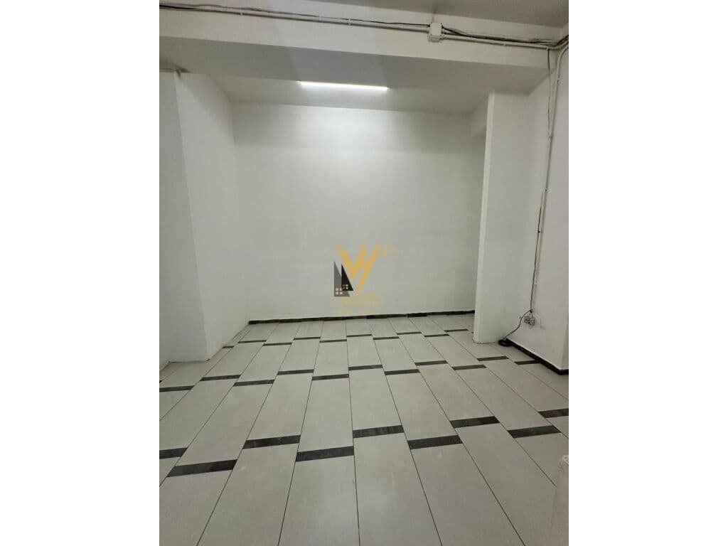 JEPET AMBIENT BIZNESI 330 M2 ME QERA NE ASTIR 1.300 EURO 2