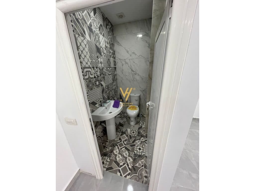 Jepet dyqan me qera te Kodra e Diellit 65 m2 2
