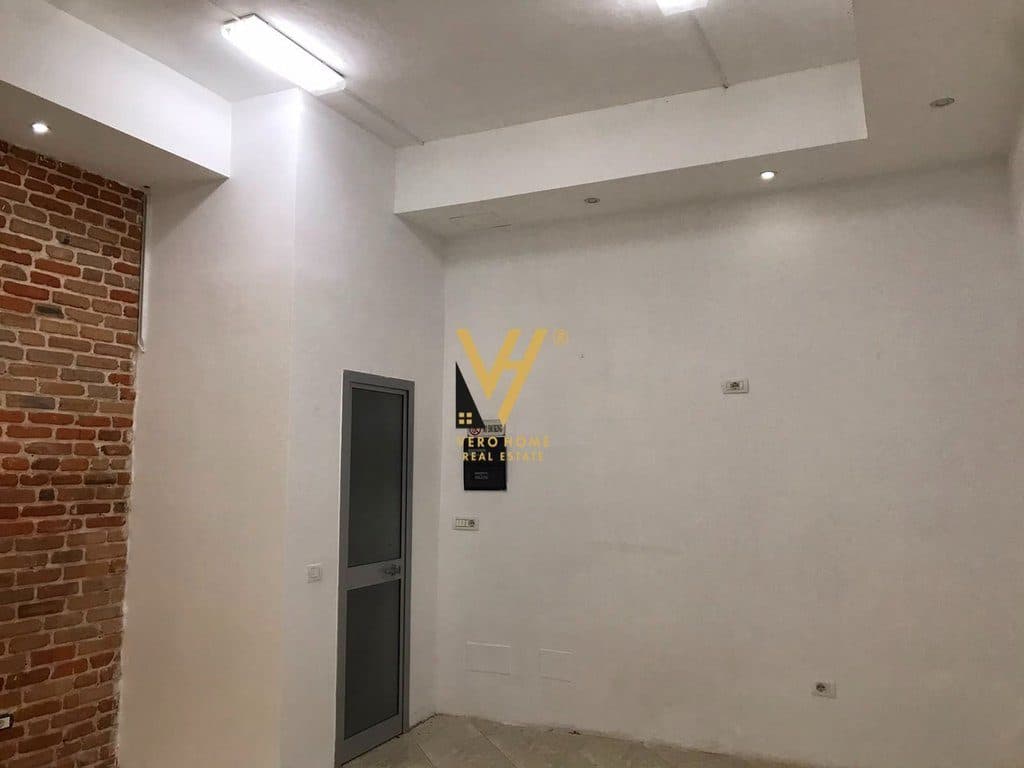 JEPET AMBIENT BIZNESI 25 M2 ME QERA NE FRESK 370 EURO