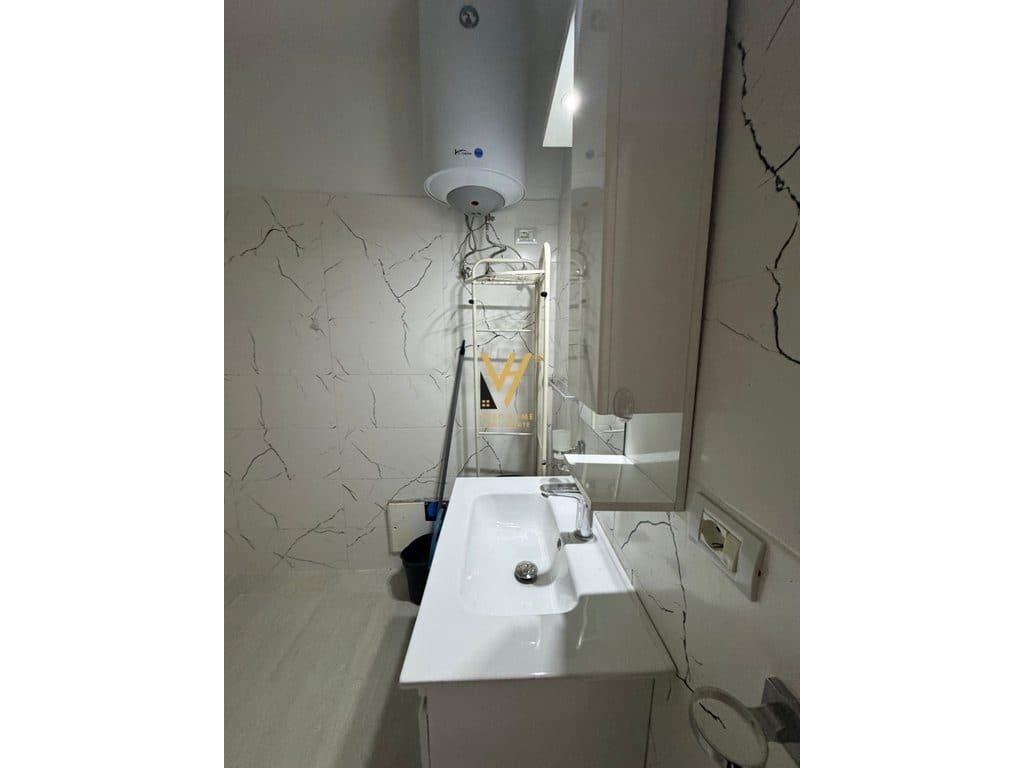 JEPET GARSONIERE 48 M2 ME QERA TE RR.BARRIKADAVE 42.000 LEKE 4