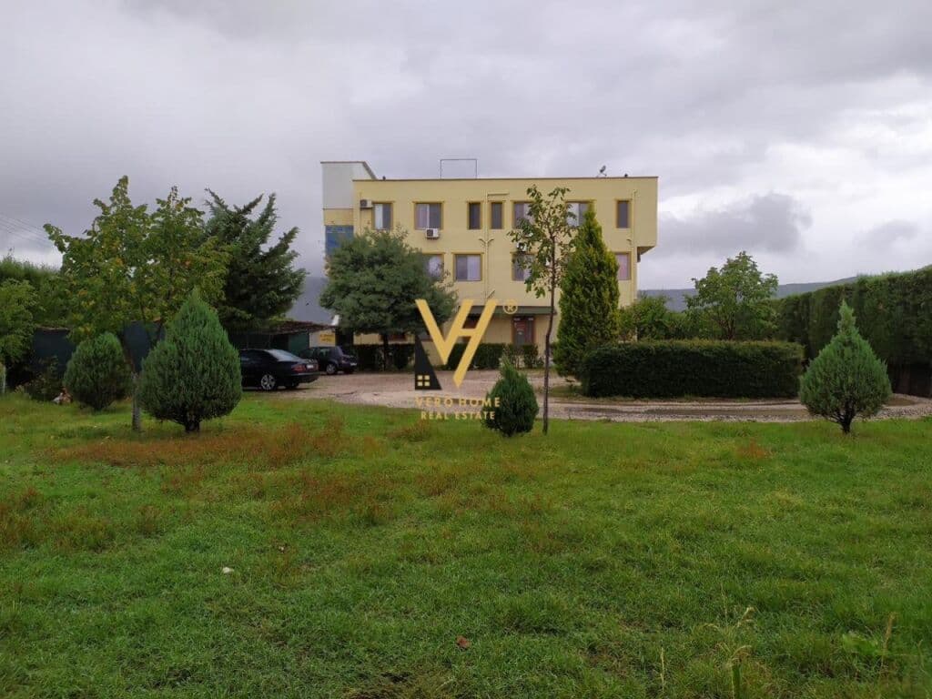 Shitet Hotel tre Kateshe edhe Truall ne Lezhe 600 m2