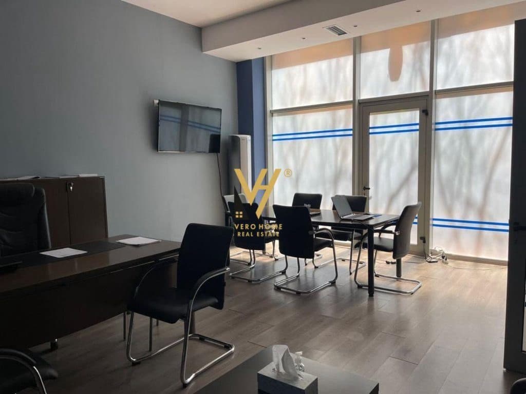 JEPET ZYRE 300 M2 ME QERA NE BLLOK 4.000 EURO 2