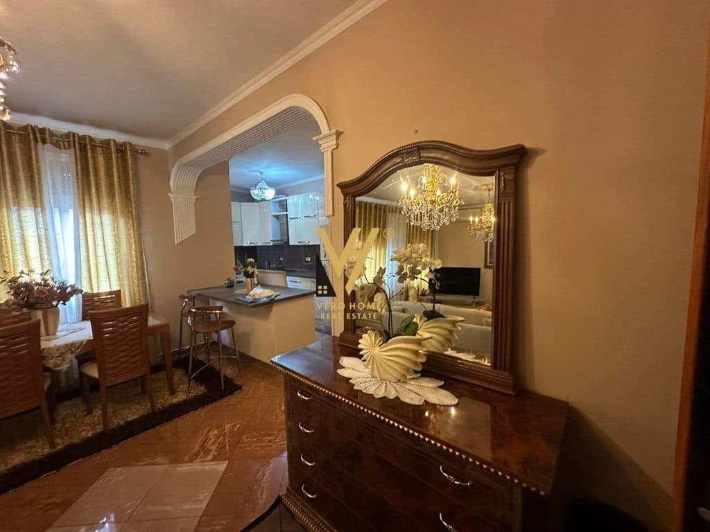 JEPET APARTAMENT 2+1 ME QERA NE QENDER 80.000 LEKE 2