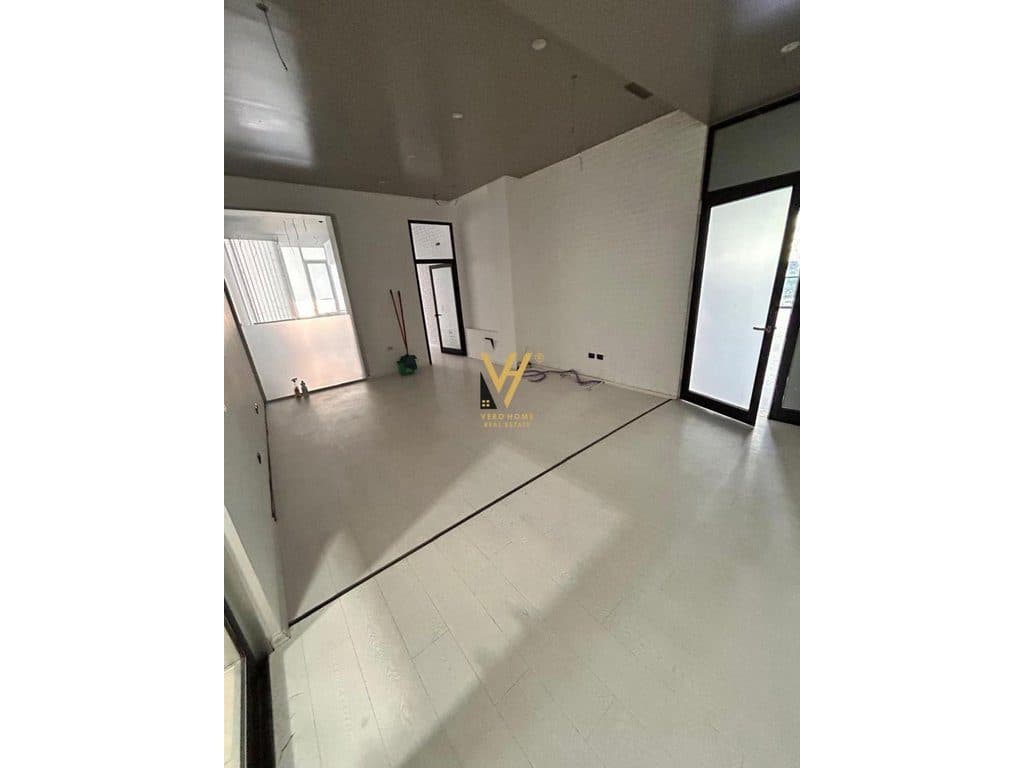 JEPET AMBIENT 150 M2 ME QERA NE MYSLYM SHYR 2.200 EURO 2