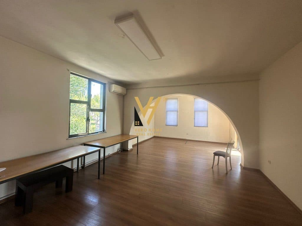 JEPET GODINE BIZNESI 230M2 ME QERA PAS FAKULTETIT EKONOMIK 2.700 EURO