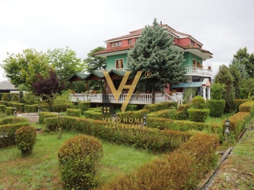 Shitet Hotel kater katesh 450 m2 ne Korce