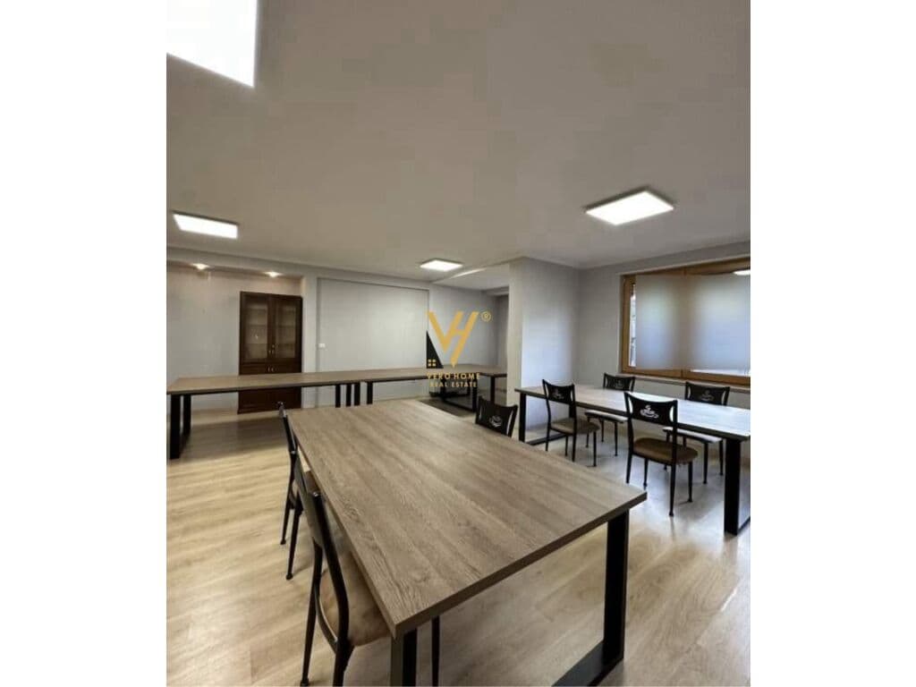 Jepet zyre me qera te Rruga Mine Peza 182 m2 4