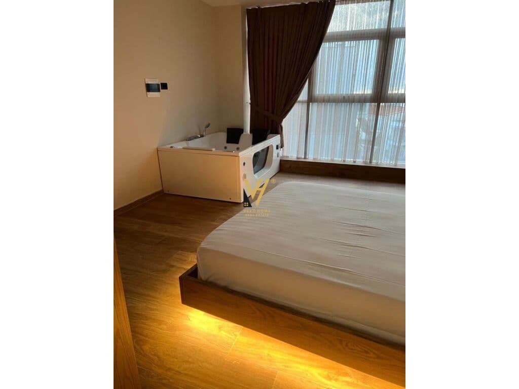 Shitet Apartament 2+1+2+dy poste parkim te Kopshti Botanik 130 m2 2