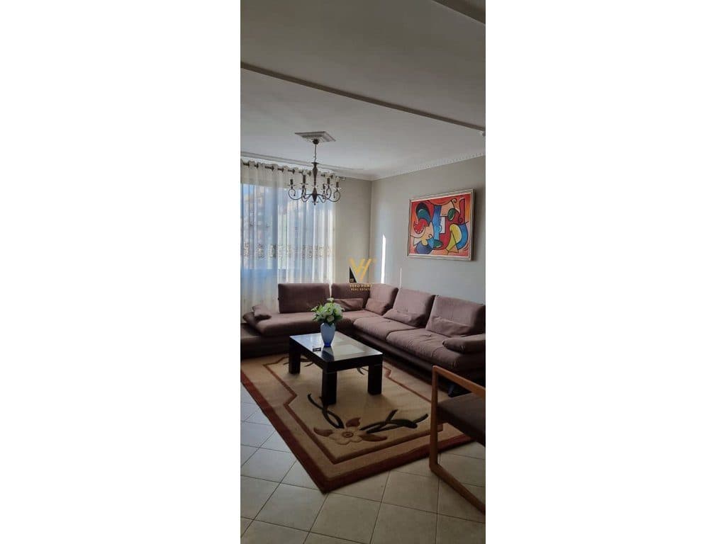 JEPET APARTAMENT 3+1+2 ME QERA TE 21 DHJETORI 1.200 EURO