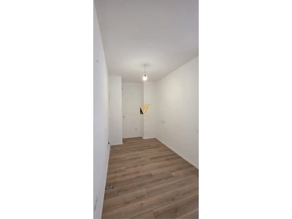 JEPET ZYRE 358 M2 ME QERA TE RRUGA E BARRIKADAVE 550.000 LEKE 2