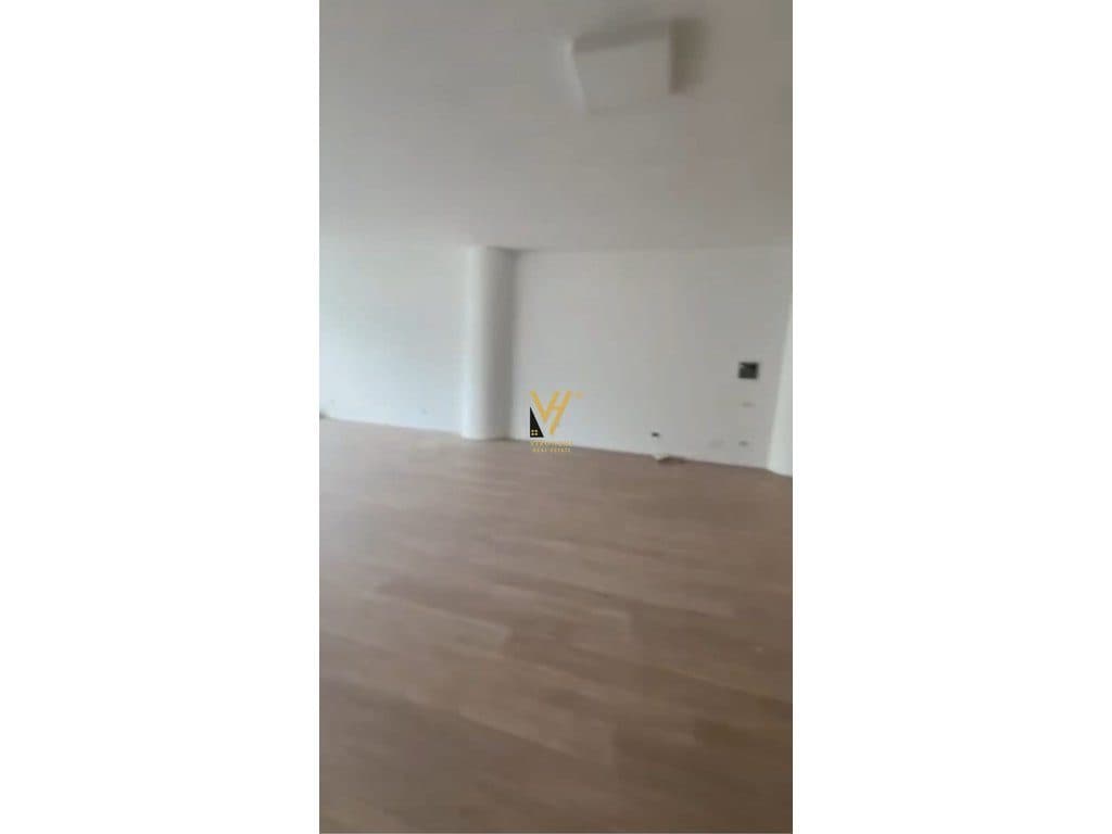 JEPET ZYRE 127 M2 ME QERA TE MINE PEZA 1.900 EURO 2