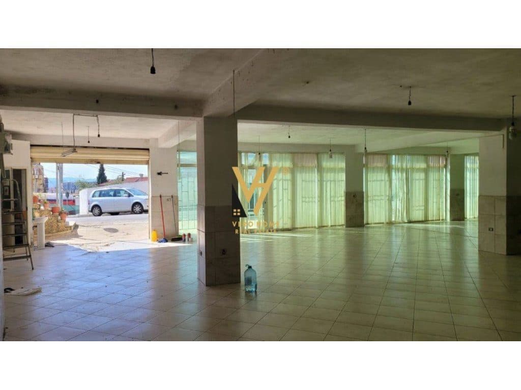JEPET AMBIENT KOMERCIAL 400M2 ME QERA TE KODRA E PRIFTIT 1.600 EURO 2