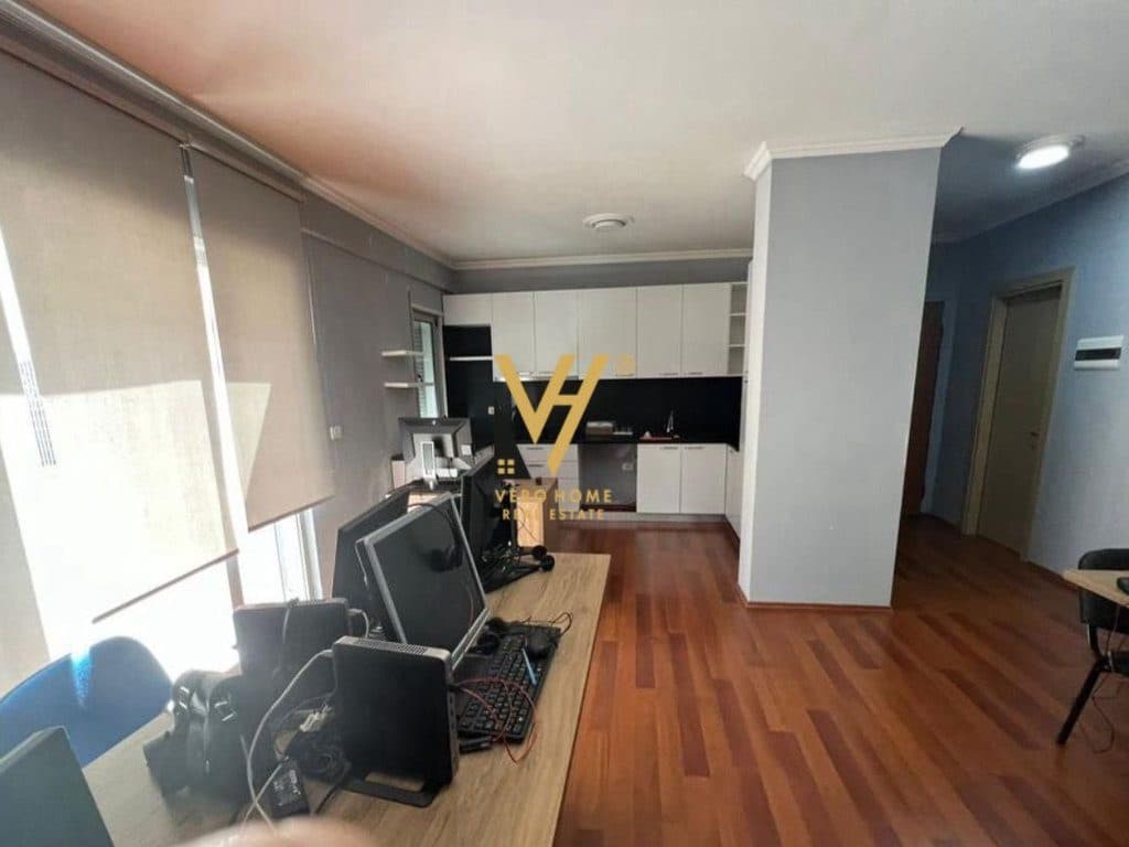 JEPET ZYRE 130 M2 ME QIRA TE 5 MAJI, QENDRA CONCORD 950 EURO 3