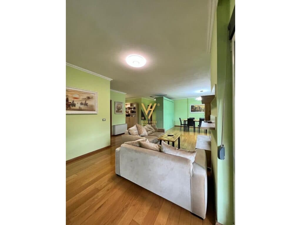 Shitet apartament 3+1+2 te Blloku pran Lsi 170 m2 2