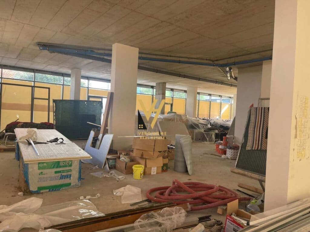 Shitet Dyqan te Rruga e Elbasanit 376 m2 3