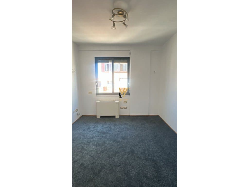JEPET ZYRE 100M2 ME QERA NE BLLOK 1.300 EURO 4