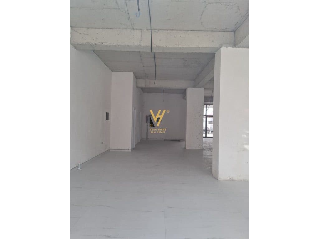 JEPET DYQAN 150 M2 ME QERA TE RRUGA NDRE MJEDA 2.200 EURO