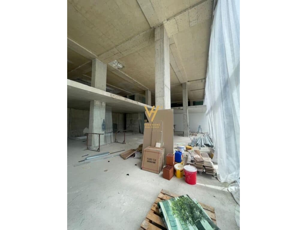 Jepet ambjent komercial me qera te Stacioni i Trenit 1460 m2 2