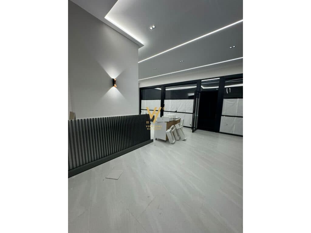 Shitet Njesi Biznesi te Pazari i Ri 100 m2 2