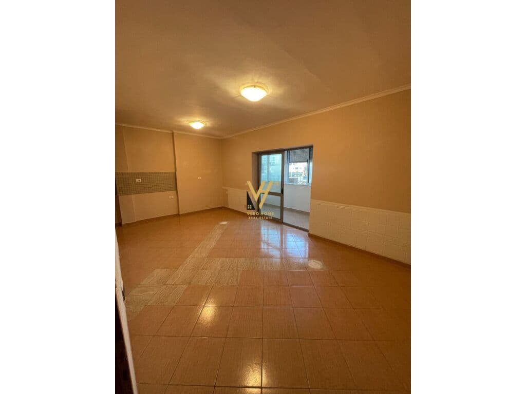 JEPET ZYRE 62 M2 ME QERA TE PAZARI I RI 700 EURO 2