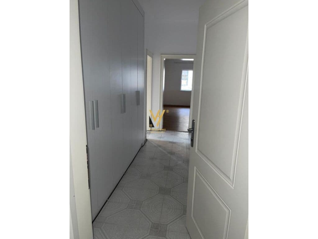 Jepet Zyre me qera buze rruges Sami Frasheri 150 m2