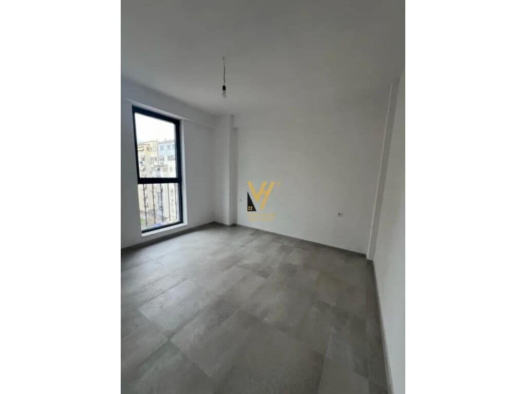 Jepet Zyre me qera te Komuna e Parisit 110 m2 3