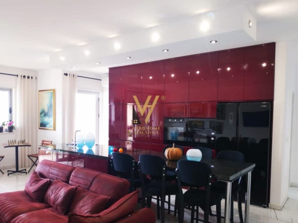 Shitet apartament 3+1+2 te Liqeni i Thate 136 m2