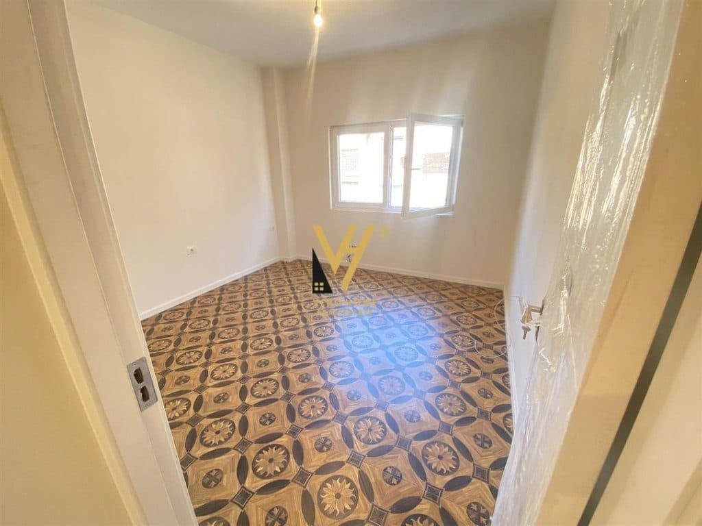 JEPET ZYRE 106 M2 ME QERA TE RRUGA RESHIT ÇOLLAKU 750 EURO 2