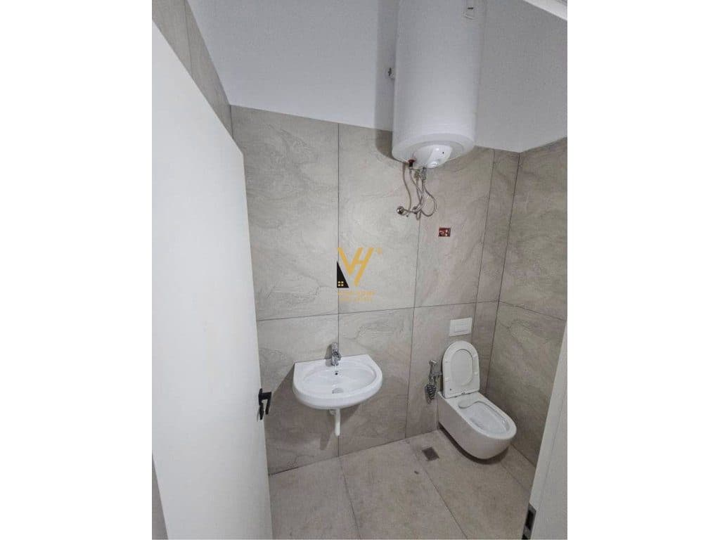 JEPET AMBIENT BIZNESI 60 M2 ME QERA NE DON BOSKO 50.000 LEKE 3