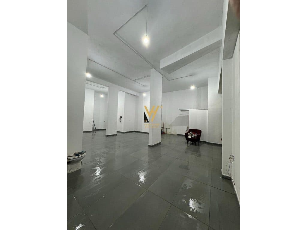 JEPET AMBIENT 105 M2 ME QERA TE FUSHA E AVIACIONIT 900 EURO