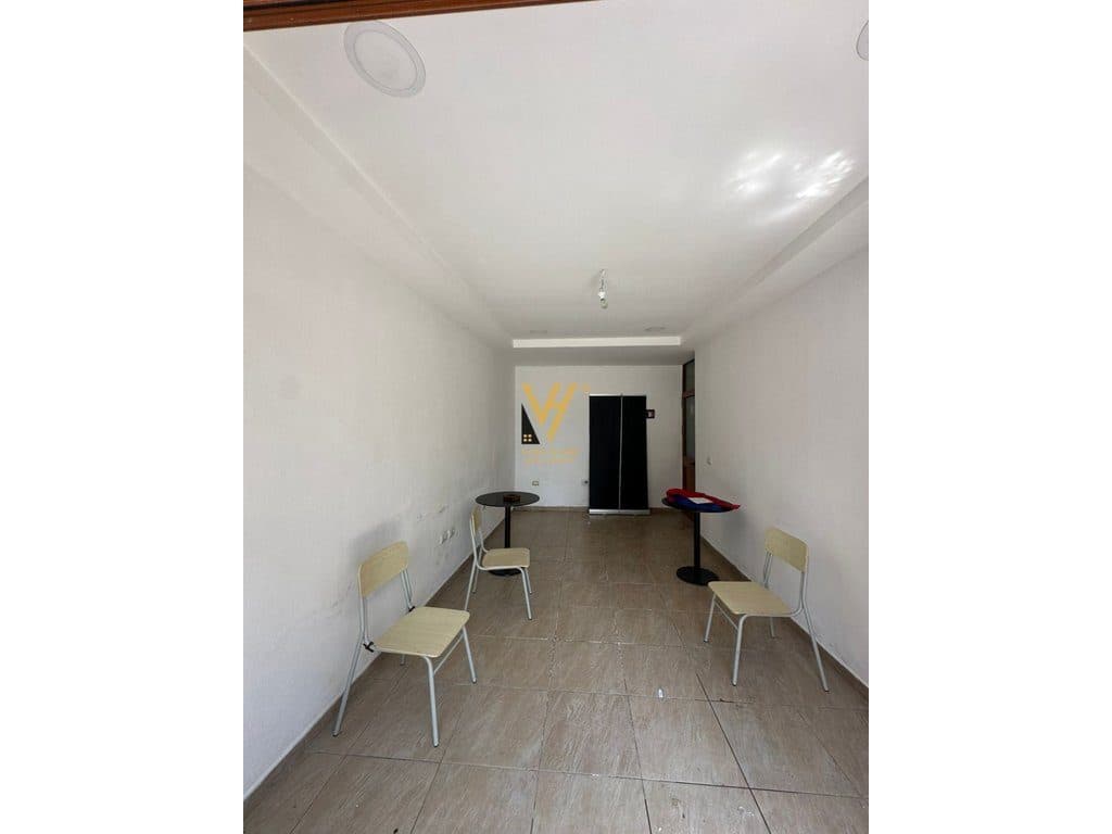 JEPET AMBIENT 17M2 ME QERA TE ISH FUSHA E AVIACIONIT 30.000 LEKE