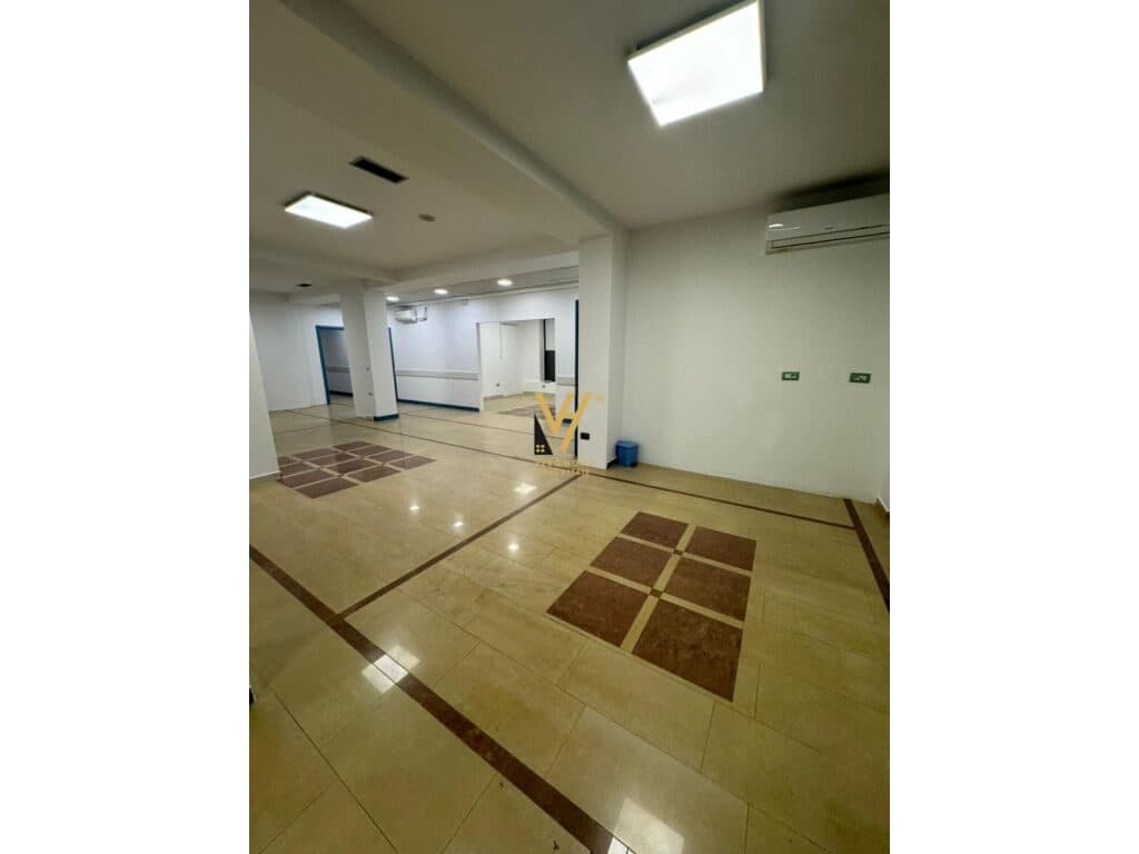 Jepet zyre me qera te Rruga Ferit Xhajko 280 m2 2