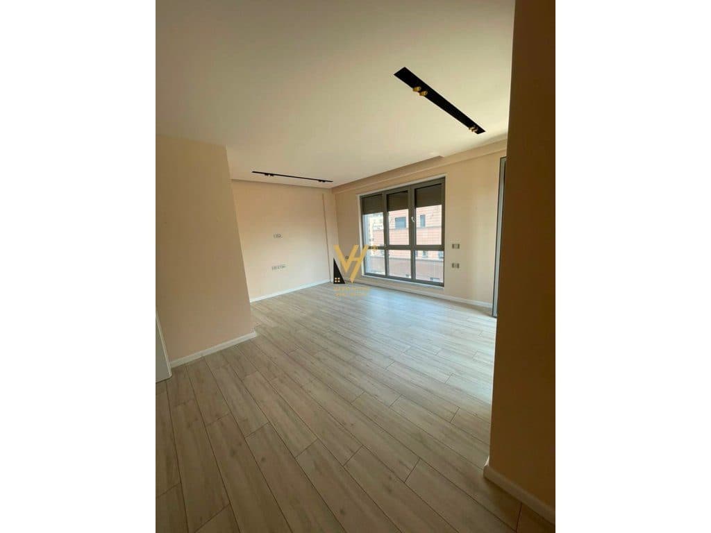 JEPET AMBIENT BIZNESI 105 M2 ME QIRA TE RRUGA E KAVAJES 140.000 LEKE 2