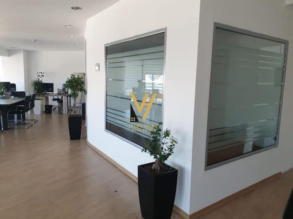 JEPET ZYRE 139 M2 ME QERA TE RRUGA E ELBASANIT 3.800 EURO 2