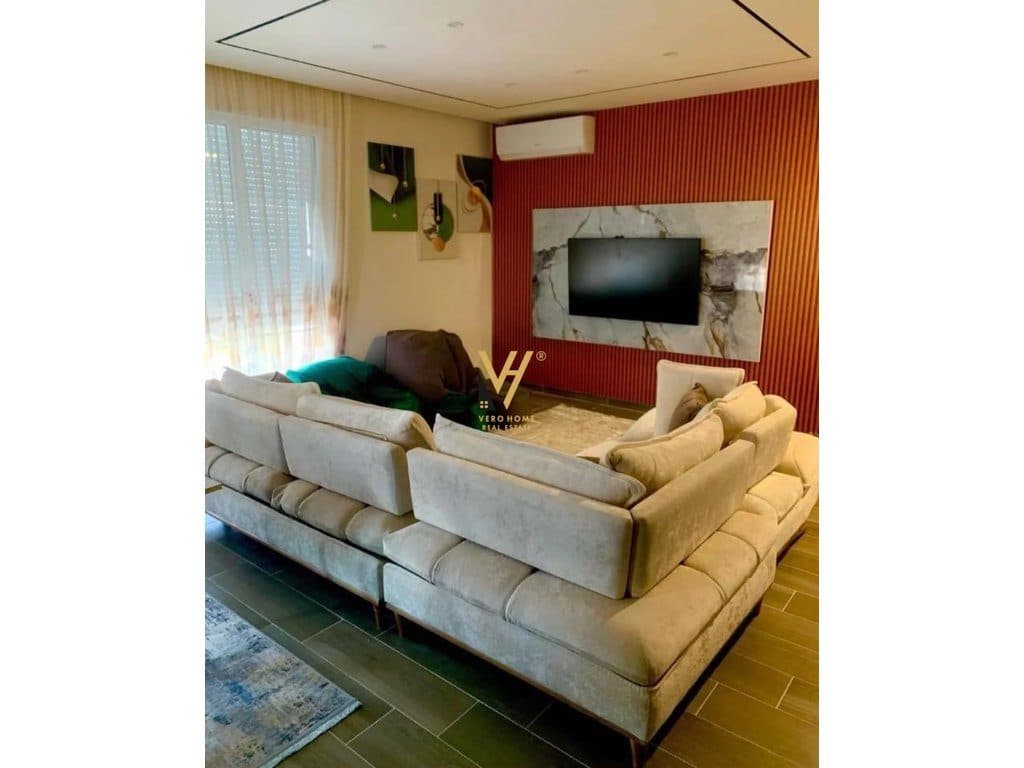 JEPET APARTAMENT 3+1+2+VERANDE ME QIRA TE RRUGA E DIBRES 100.000 LEKE