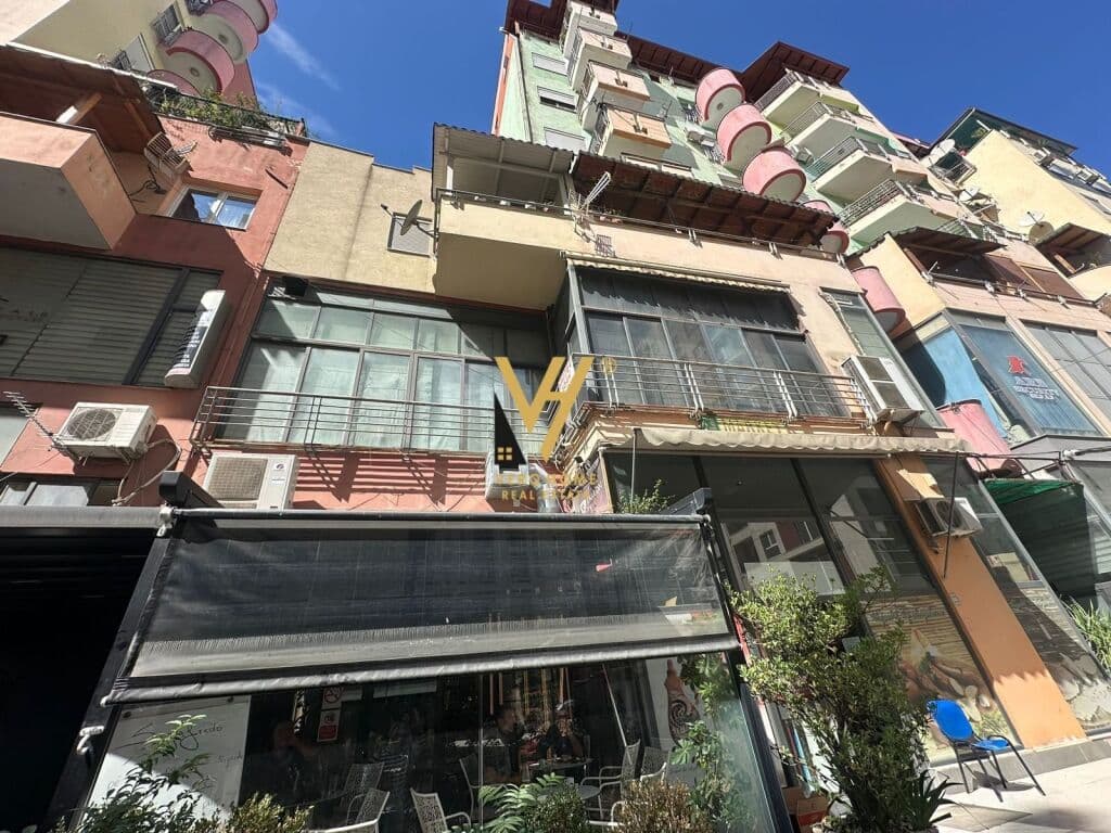 Shitet Ambient Komercial ne Laprake 104 m2