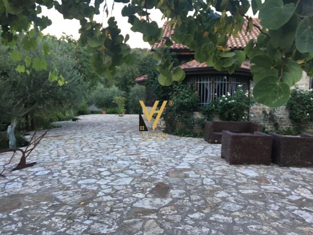 Shitet vile + truall ne Peze 2000 m2 3