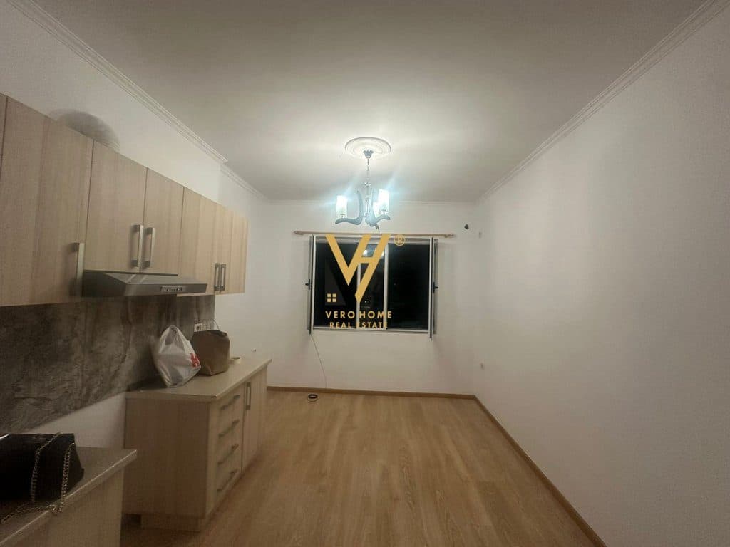 JEPET ZYRE 70 M2 ME QERA NE MYSLYM SHYR 700 EURO 4